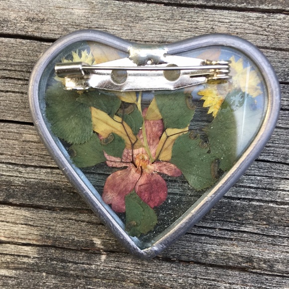 Pewter framed pressed flower pin - Picture 2 of 7